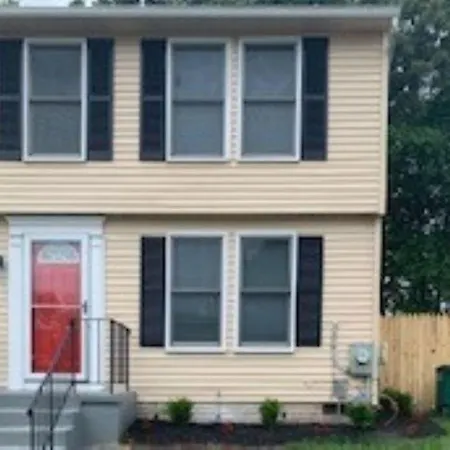 Newly Renovated Cozy 3 Bedroom 2 Bath Townhome Close To Commanders Stadium And 4 Metro Stations